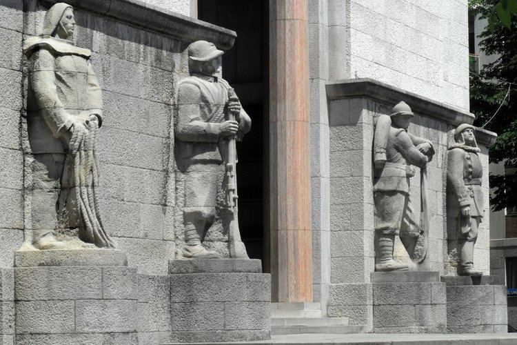 S. Olivo, esecuzione L. Pischiutti, Statue sulla facciata del Tempio Ossario di Udine, 1952