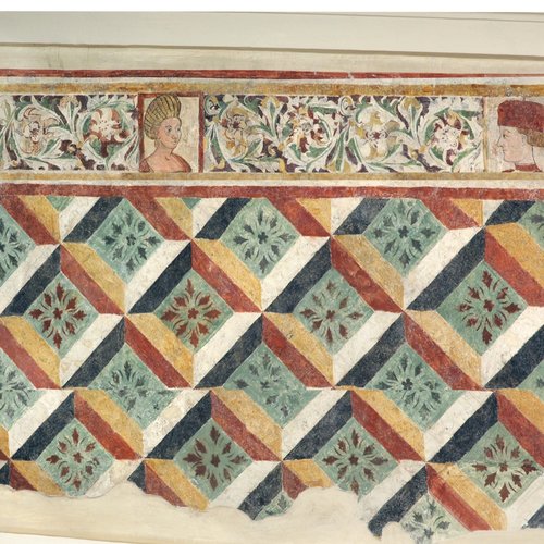 Affreschi della fine del XV secolo in una sala del primo piano, resti della decorazione della casa annessa alla chiesa di S. Antonio abate