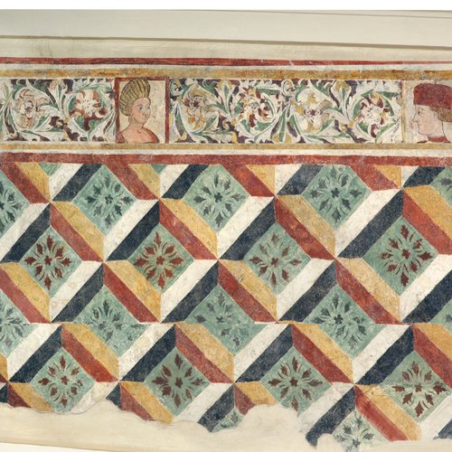 Affreschi della fine del XV secolo in una sala del primo piano, resti della decorazione della casa annessa alla chiesa di S. Antonio abate