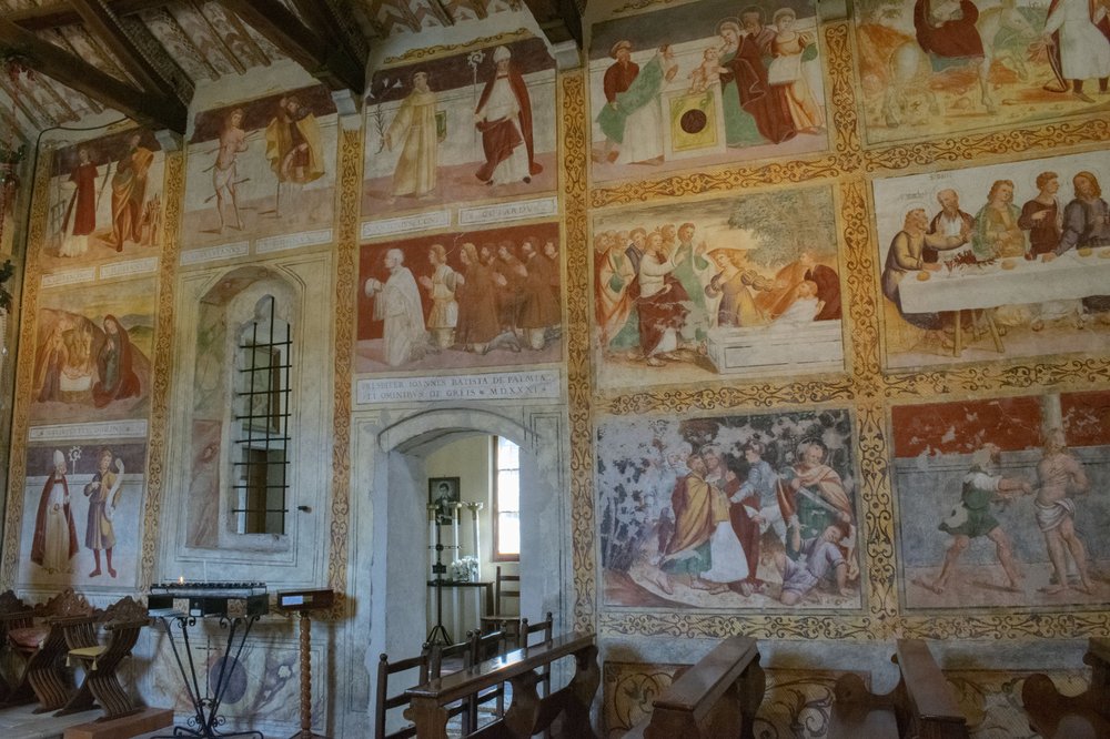 Scene tratte dal Nuovo Testamento e figure di Santi, sec. XVI, affreschi della parete sinistra della chiesa di Sant'Andrea Apostolo, Gris