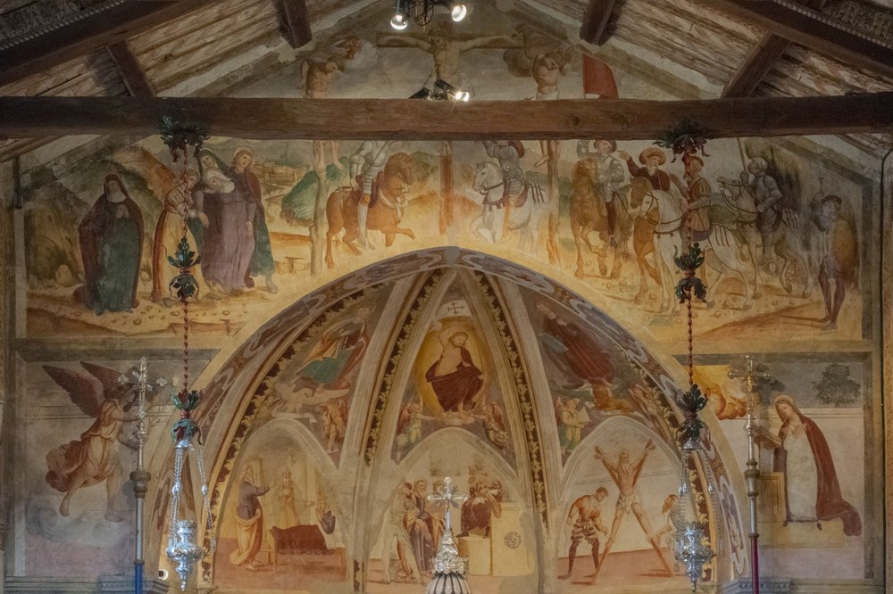 Affreschi dell'arco trionfale con Crocifissione, chiesa di Sant'Andrea Apostolo, Gris