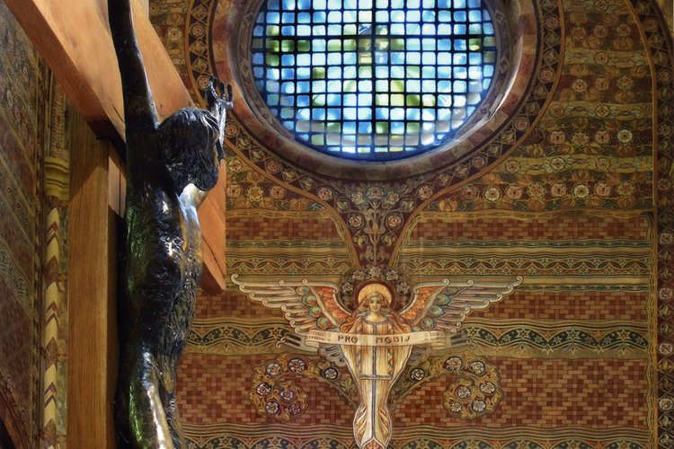 Tiburzio Donadon, Decorazioni del transetto, 1920 ca; Amalia Ciardi Dupré, Crocifisso, 1977