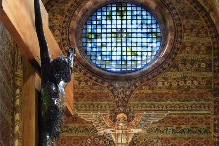 Tiburzio Donadon, Decorazioni del transetto, 1920 ca; Amalia Ciardi Dupré, Crocifisso, 1977