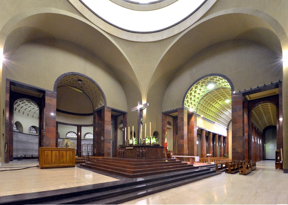 Tempio Ossario, presbiterio: al centro l'altare di Aurelio Mistruzzi