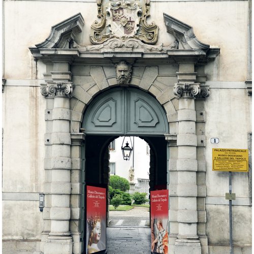 Domenico Rossi, Facciata del Palazzo Patriarcale, sec. XVIII, particolare portone in pietra