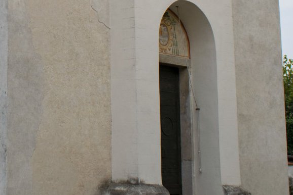 Faccia con campanile a vela, chiesa di Sant'Andrea Apostolo, Gris