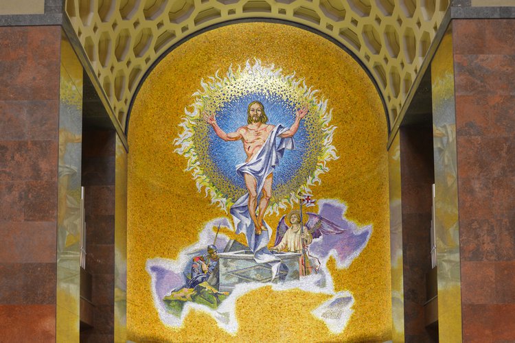 F. Pittino, esecutore Scuola Mosaicisti di Spilimbergo, La Resurrezione di Cristo, 1968, mosaico a smalto con tessere dorate