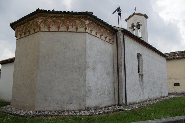 Veduta esterna dell'abside poligonale, Chiesa di Sant'Andrea Apostolo, Gris