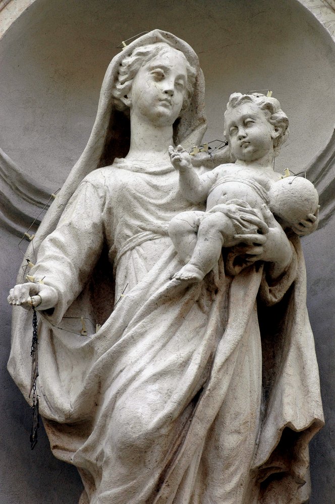 Chiesa della Beata Vergine del Carmine, facciata, La Madonna del Carmelo, Giovanni e Francesco Bonazza