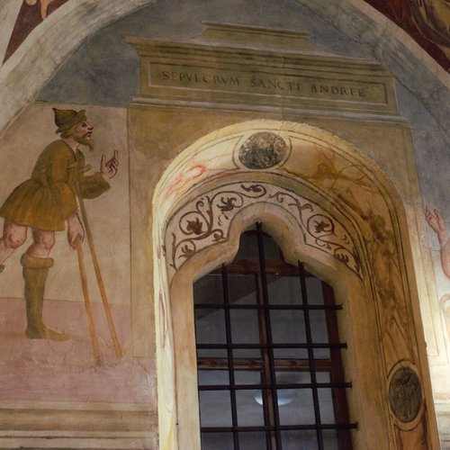Lunette ogivali del coro, Episodi della vita di Sant'Andrea, Pellegrinaggio degli ammalati e degli storpi al sepolcro di sant’Andrea, affresco sec XVI, chiesa di Sant'Andrea Apostolo, Gris