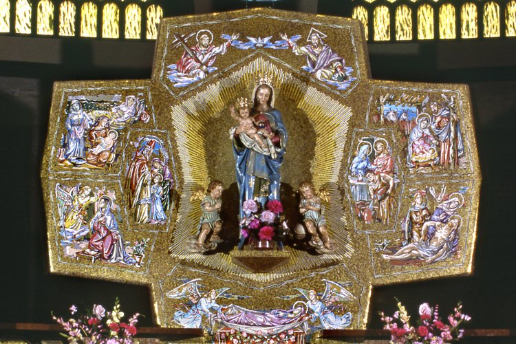 F. Pittino, Altare della Madonna della Divina Provvidenza, 1961-1975, mosaico a smalto e tessere dorate