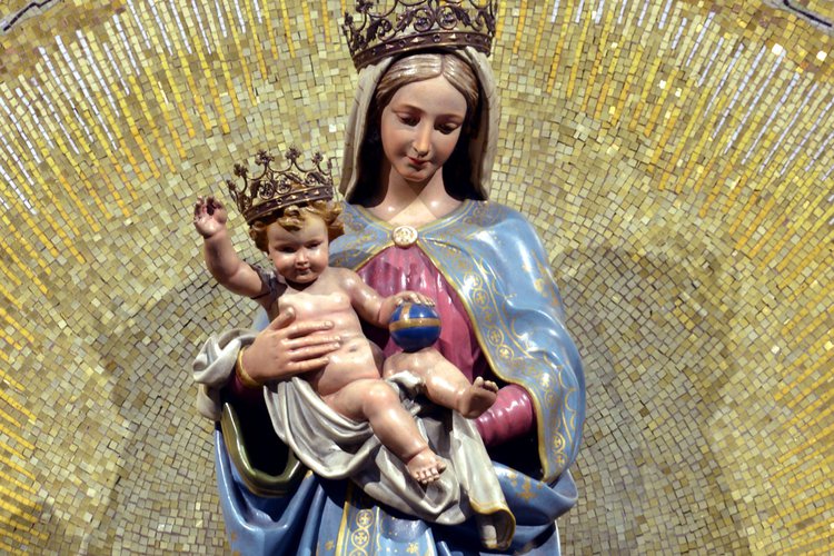 V. Besarel, Madonna della Divina Provvidenza e Angeli, 1923, legno, provenienti dalla Chiesa di San Nicolò e risistemati da Fred Pittino nel 1975