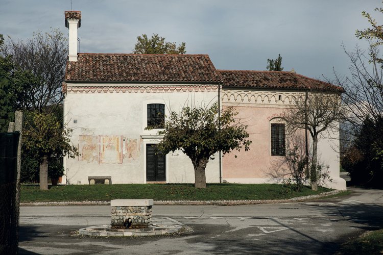 Chiesetta di Sant'Antonio abate con la "Beorcja" e la fontana