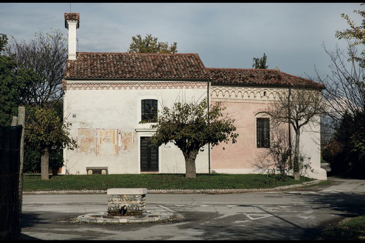 Chiesetta di Sant'Antonio abate con la "Beorcja" e la fontana