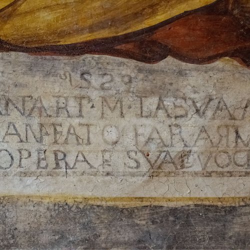 Iscrizione sotto l'affresco raffigurante la Madonna in trono con il Bambino tra i santi Gregorio e Cristoforo, chiesa di Sant'Andrea Apostolo, Gris