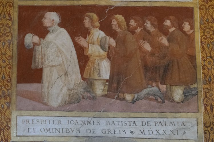 Iscrizione sotto l'affresco raffigurante la scena con il pievano e committente del ciclo Giovanni Battista di Palmia insieme al popolo di Gris, chiesa di Sant'Andrea Apostolo, Gris