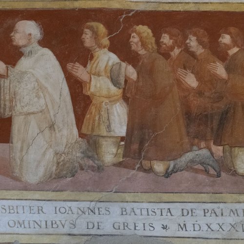 Iscrizione sotto l'affresco raffigurante la scena con il pievano e committente del ciclo Giovanni Battista di Palmia insieme al popolo di Gris, chiesa di Sant'Andrea Apostolo, Gris