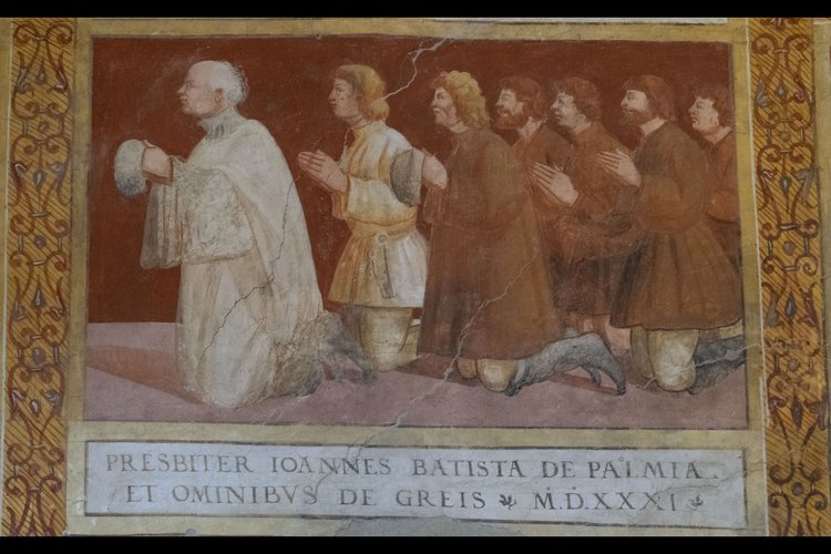 Iscrizione sotto l'affresco raffigurante la scena con il pievano e committente del ciclo Giovanni Battista di Palmia insieme al popolo di Gris, chiesa di Sant'Andrea Apostolo, Gris