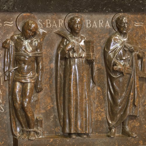 A. Mistruzzi, realizzazione L. Pischiutti, altare del Tempio Ossario, figure di Santi, marmo rosso di Verzegnis, 1937 - 1940