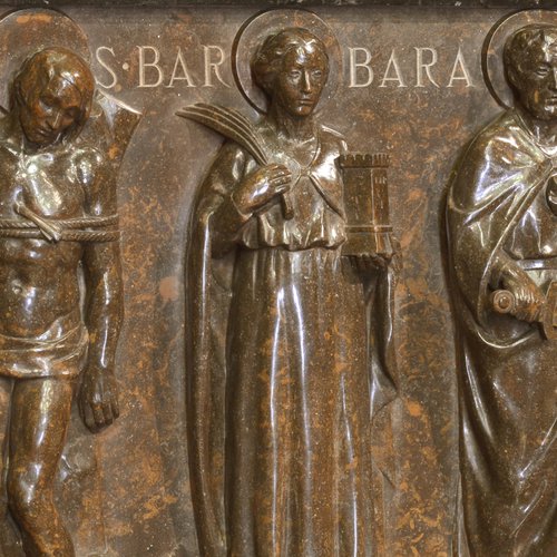 A. Mistruzzi, realizzazione L. Pischiutti, altare del Tempio Ossario, figure di Santi, marmo rosso di Verzegnis, 1937 - 1940