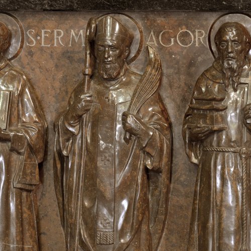 A. Mistruzzi, realizzazione L. Pischiutti, altare del Tempio Ossario, figure di Santi, marmo rosso di Verzegnis, 1937 - 1940