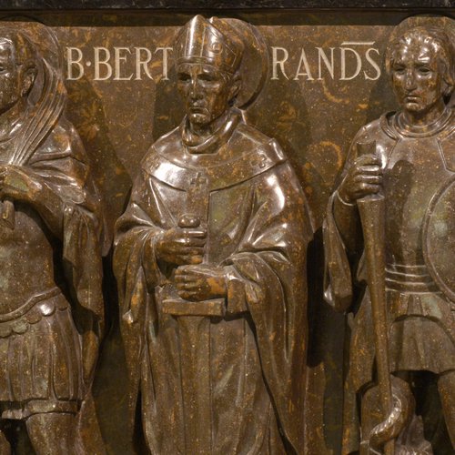 A. Mistruzzi, realizzazione L. Pischiutti, altare del Tempio Ossario, figure di Santi, marmo rosso di Verzegnis, 1937 - 1940