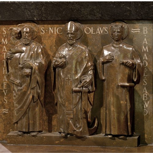 A. Mistruzzi, realizzazione L. Pischiutti, altare del Tempio Ossario, figure di Santi, marmo rosso di Verzegnis, 1937 - 1940