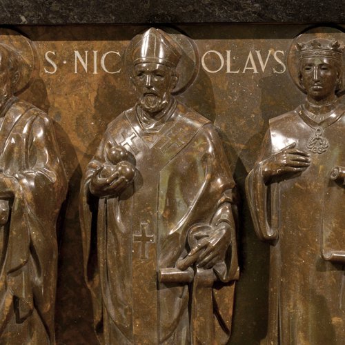 A. Mistruzzi, realizzazione L. Pischiutti, altare del Tempio Ossario, figure di Santi, marmo rosso di Verzegnis, 1937 - 1940