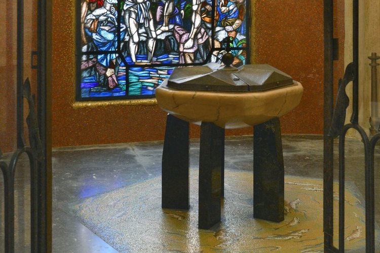 F. Pittino, Battistero e vetrata raffigurante il Battesimo di Cristo, 1961