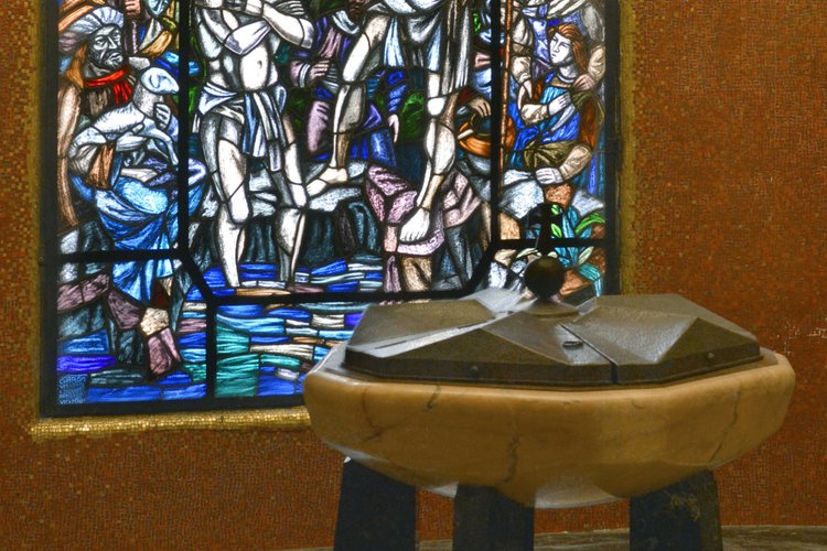 F. Pittino, Battistero e vetrata raffigurante il Battesimo di Cristo, 1961