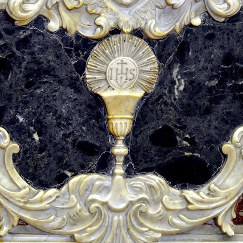 Paliotto con calice eucaristico entro cartiglio, 1891, altare Maggiore,  1748-1750, chiesa parrocchiale di San Pietro Apostolo, Azzano Decimo