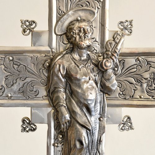 Argentiere veneziano, Croce astile, sec XVII-XVIII, particolare del verso con San Pietro, chiesa parrocchiale di San Pietro Apostolo, Azzano Decimo