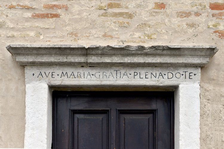 Oratorio della Santa Croce, architrave della porta secondaria, Azzano Decimo