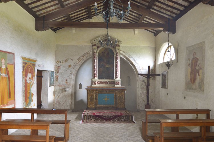 Navata unica e altare dell'Oratorio di Santa Lucia in colle, Azzano Decimo