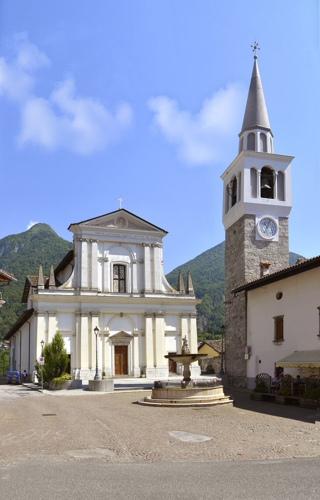 Facciata della chiesa parrocchiale di Ampezzo