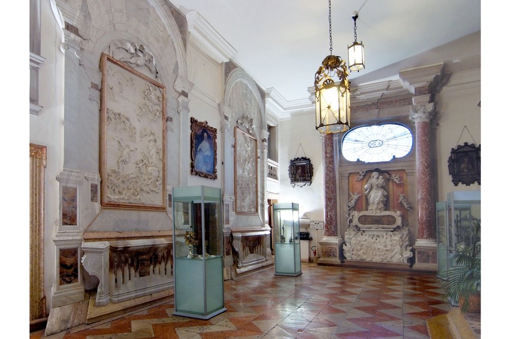 Sacrestia, parete di collegamento con la chiesa con i due altari a stiacciato; l'altare della Madonna invocata dalle anime del Purgatorio a destra