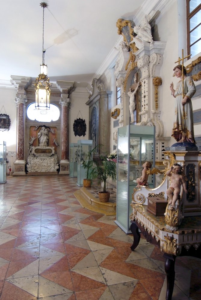 Veduta generale della sacrestia, con l'altare del Crocefisso a destra e quello della Vergine del Carmelo in fondo