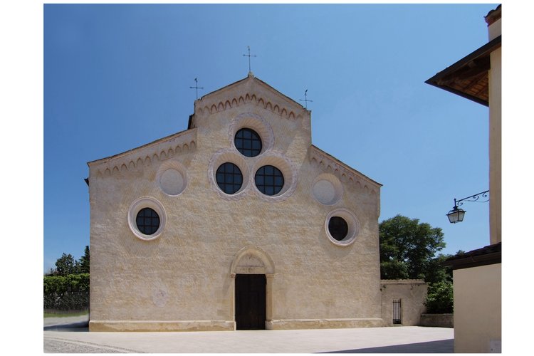 Duomo di Spilimbergo, facciata con i sette rosoni