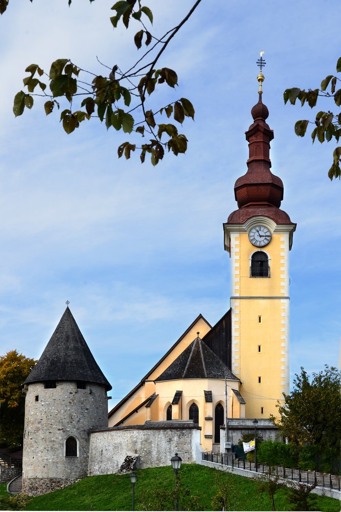 La caratteristica copertura a cipolla del campanile