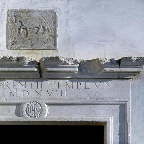 Epigrafe nell'architrave della porta di ingresso e stemma di Buja, pieve di San Lorenzo in Monte di Buja