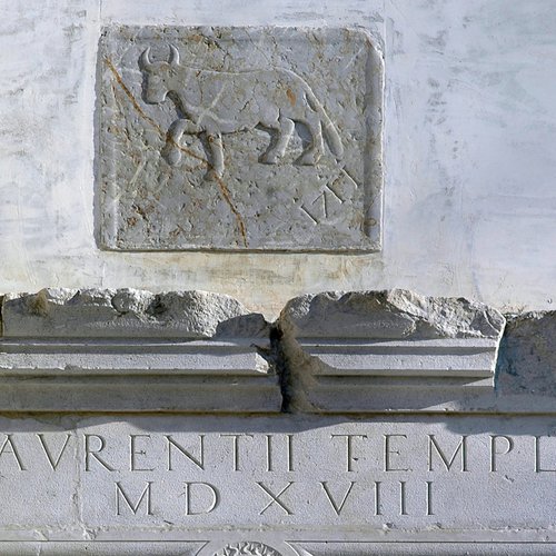 Epigrafe nell'architrave della porta di ingresso e stemma di Buja, pieve di San Lorenzo in Monte di Buja