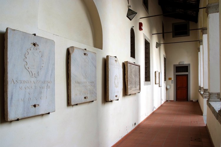 Lastre tombali sotto il portico della corte dei canonici