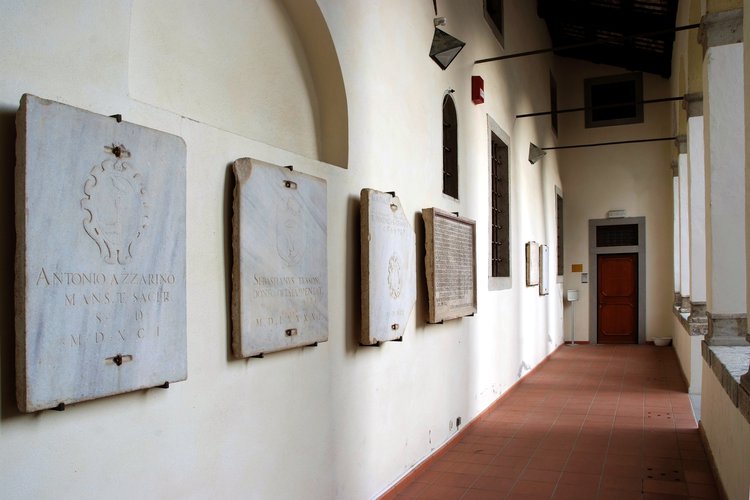 Lastre tombali sotto il portico della corte dei canonici