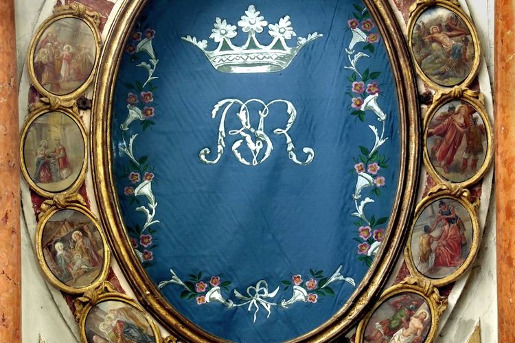 Chiesa parrocchiale di Variano, Simone Periotti, nicchia ovale con i quattordici medaglioni sui Misteri del Rosario, Altare della Beata Vergine del Rosario, 1745