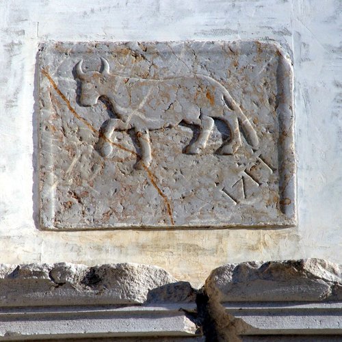 Epigrafe nell'architrave della porta di ingresso e stemma di Buja, particolare, pieve di San Lorenzo in Monte di Buja
