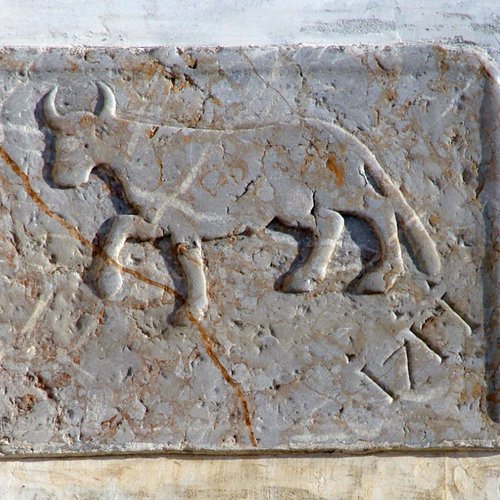 Epigrafe nell'architrave della porta di ingresso e stemma di Buja, particolare, pieve di San Lorenzo in Monte di Buja