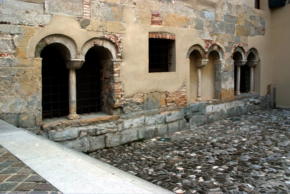 Resti del chiostro medievale nella corte del Duomo, XI-XIII secolo