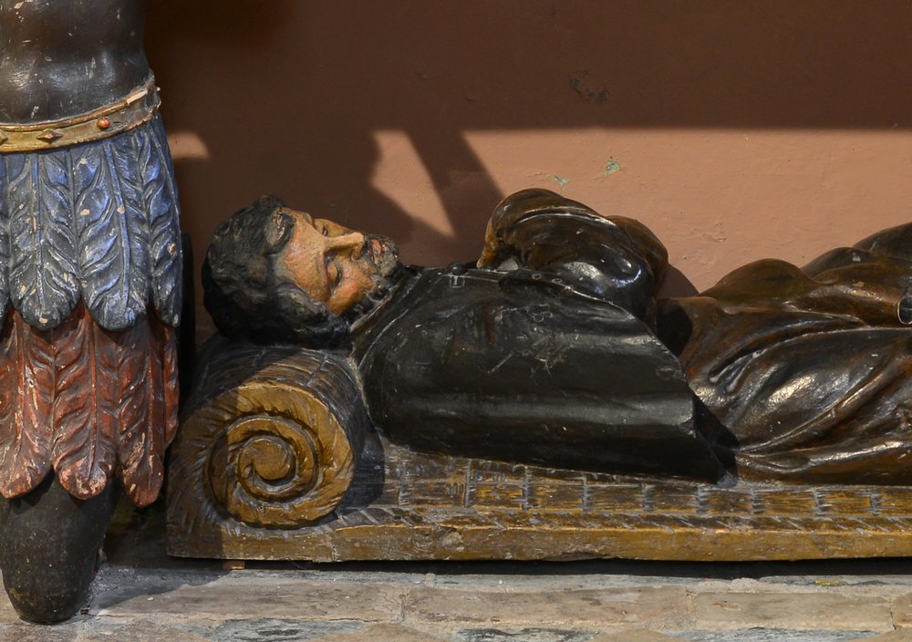 Altare di San Francesco Saverio, rilievo sepolcrale di San Francesco Saverio
