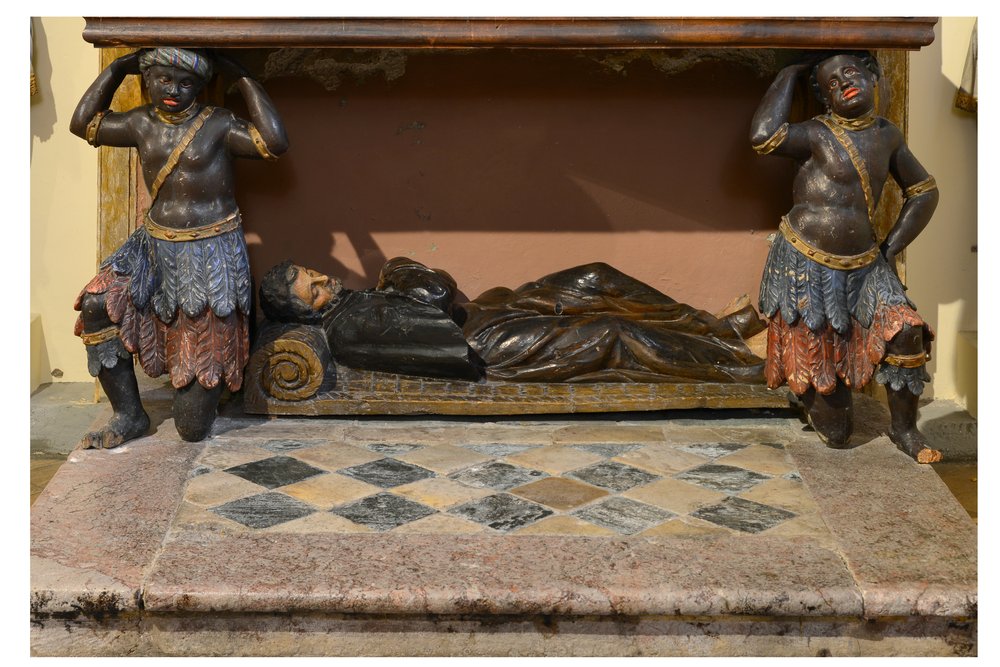 Altare di San Francesco Saverio, rilievo sepolcrale di San Francesco Saverio