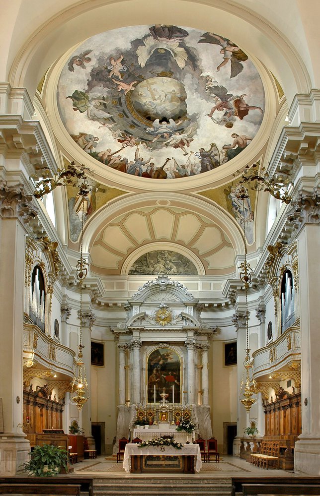 Altare maggiore visto dalla navata